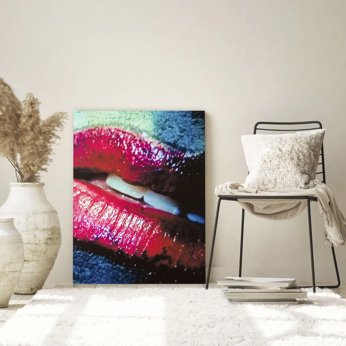 Glasbild - Bild auf glas - Nahaufnahme von bunten, glänzenden Lippen vor künstlerischem Hintergrund - 80x120cm - Sinnlich und verstörend - Moderne Wanddekoration für Wohnzimmer und Schlafzimmer ARTTOR