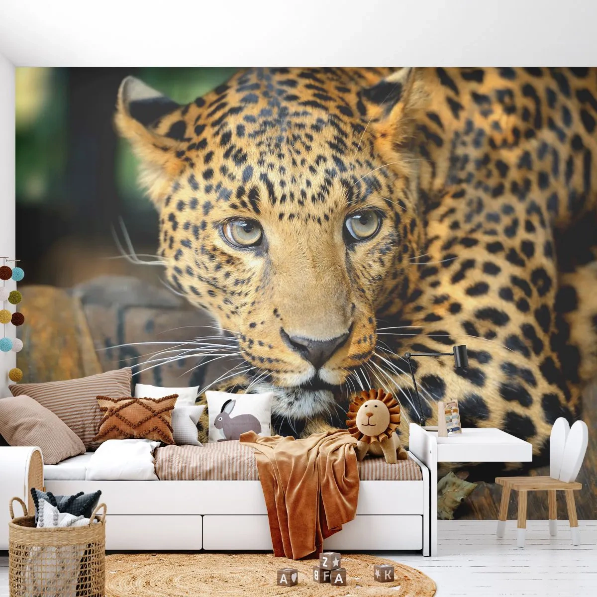 Fototapete Premium Canvas - Porträt eines Leoparden in seiner natürlichen Umgebung - 100x70cm - Keine Angst, komm mal her - Moderne Wanddekoration für Wohnzimmer und Schlafzimmer ARTTOR