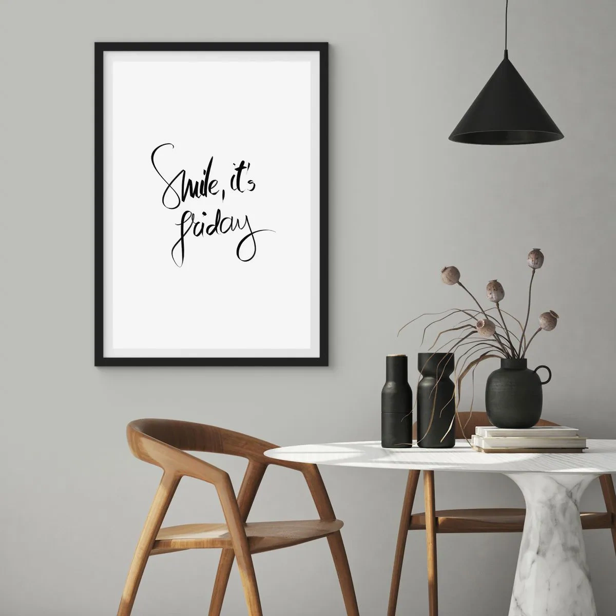 Poster in einem schwarzem Rahmen - Die Aufschrift Smile, it's Friday in Schwarz auf weißem Hintergrund - 50x70cm - Echte Freude - Moderne Wanddekoration für Wohnzimmer und Schlafzimmer ARTTOR
