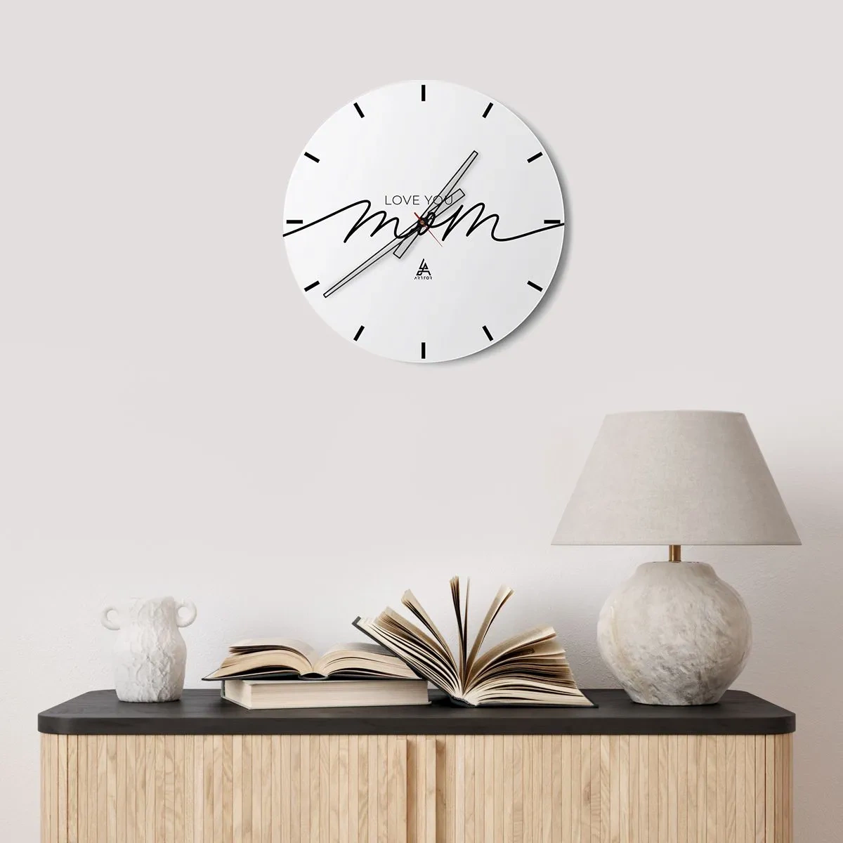 Wanduhr - Glasuhr - Die Aufschrift Love You Mom auf weißem Hintergrund in elegantem Stil - 30x30cm - Große Emotionen - Moderne Wanddekoration für Wohnzimmer, Küche und Schlafzimmer ARTTOR