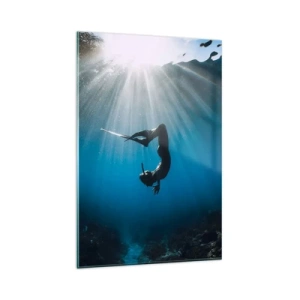 Glasbild - Bild auf glas - Ein Taucher, der in einem Lichtstrahl unter Wasser schwimmt - 80x120cm - Tanz unter Wasser - Moderne Wanddekoration für Wohnzimmer und Schlafzimmer ARTTOR