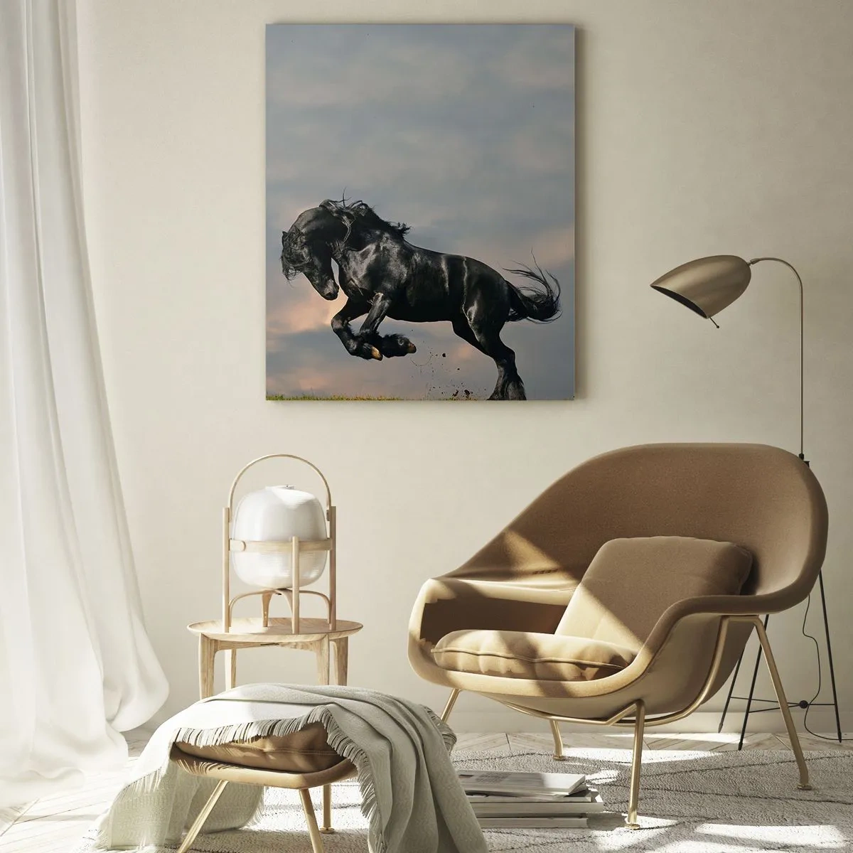 Glasbild - Bild auf glas - Ein dunkles Pferd in einem dynamischen Sprung vor einem bewölkten Himmel - 50x70cm - Schön und frei - Moderne Wanddekoration für Wohnzimmer und Schlafzimmer ARTTOR