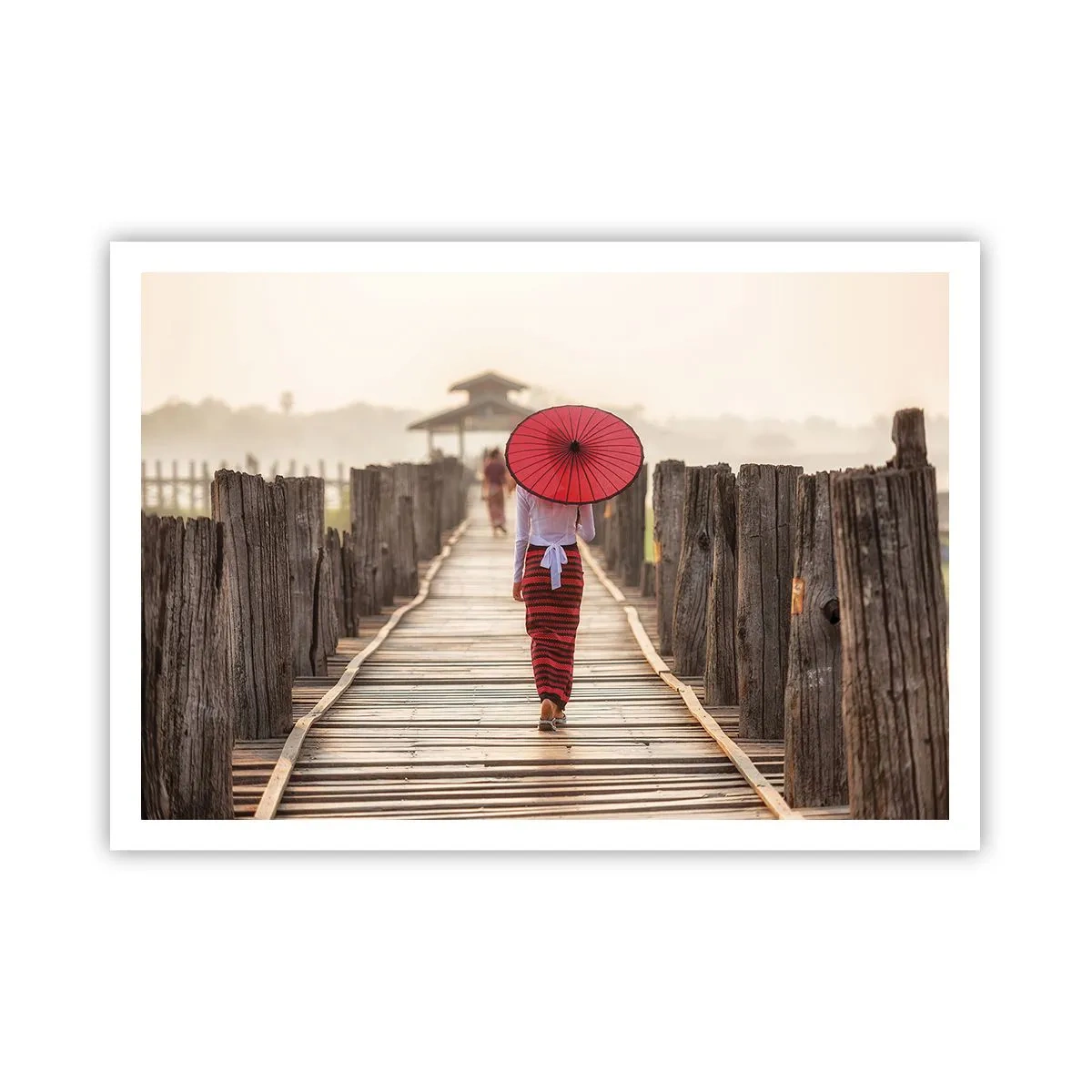 Poster - Eine Frau mit einem roten Regenschirm auf einer Holzbrücke - 100x70cm - Auf der alten Brücke - Moderne Wanddekoration für Wohnzimmer und Schlafzimmer ARTTOR
