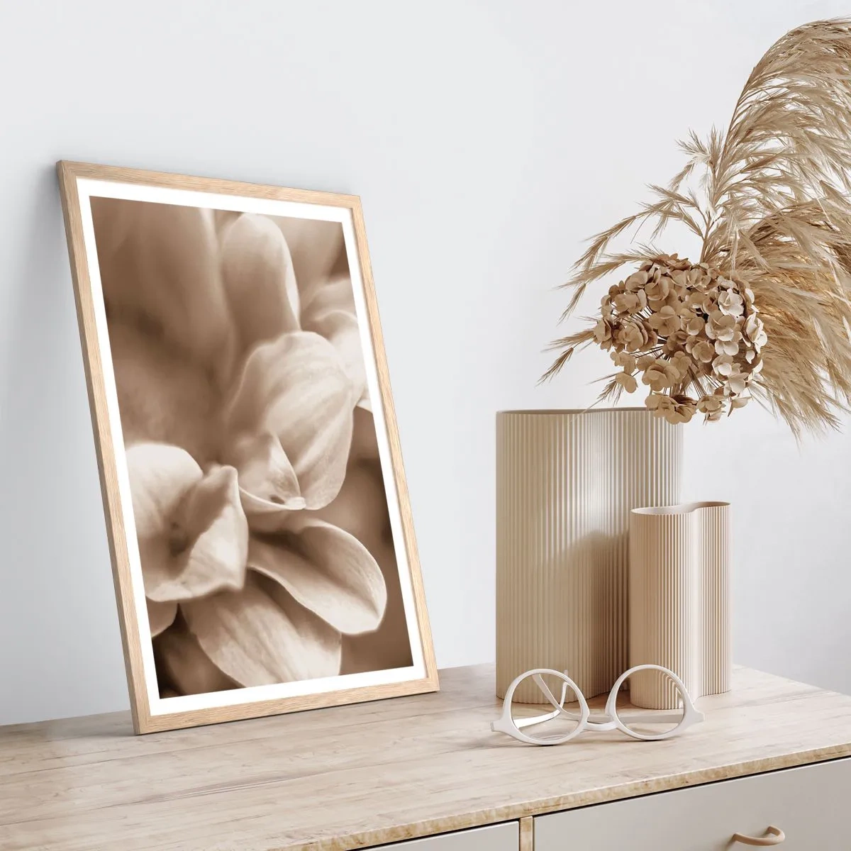 Poster in einem Rahmen aus heller Eiche - So sanft wie ein Lächeln - 50x70 cm