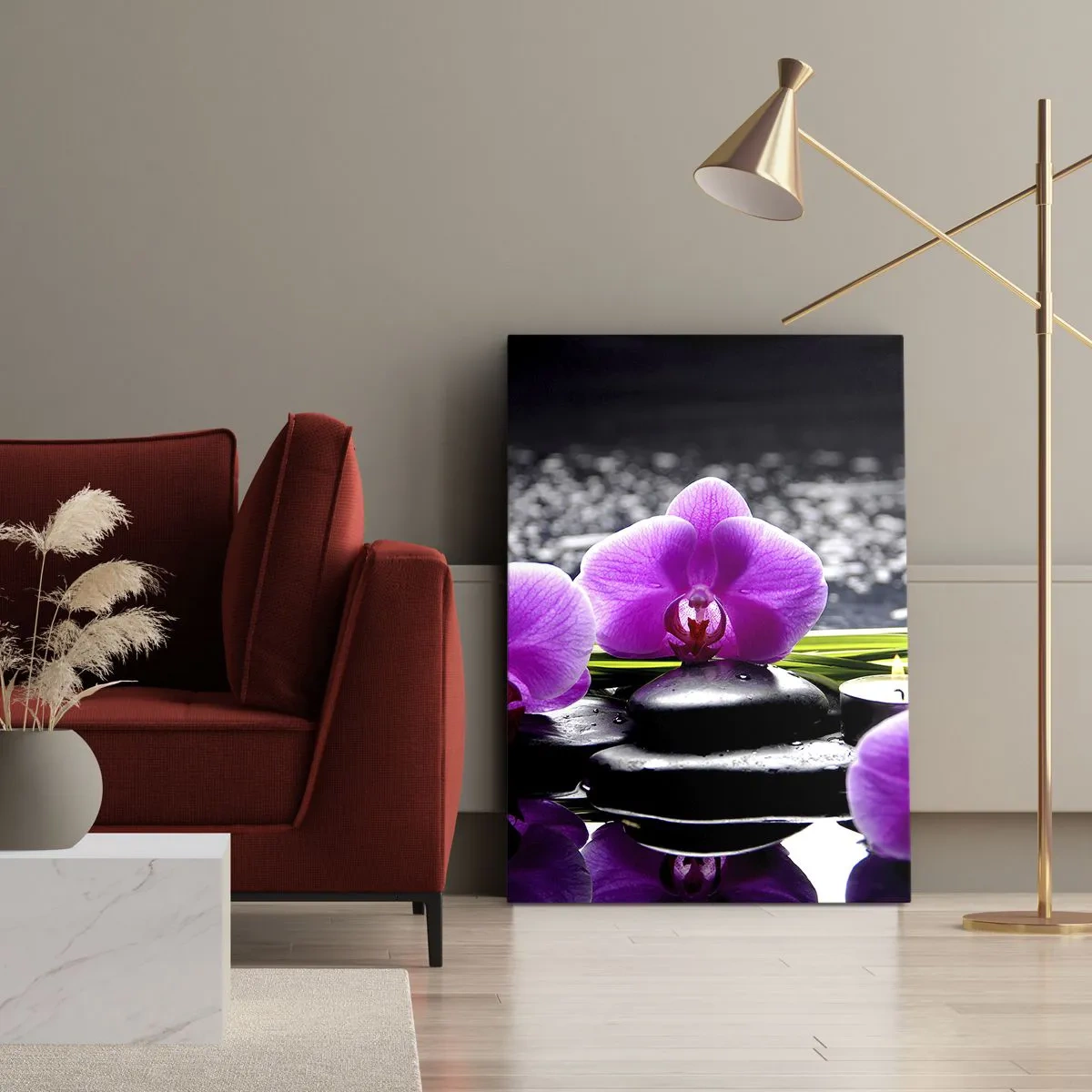 Bild auf Leinwand - Leinwandbild - Lila Orchideen vor einem Hintergrund aus Steinen und Kerzen in einer entspannenden Umgebung - 70x100cm - In Ruhe ertrinken - Moderne Wanddekoration für Wohnzimmer und Schlafzimmer ARTTOR