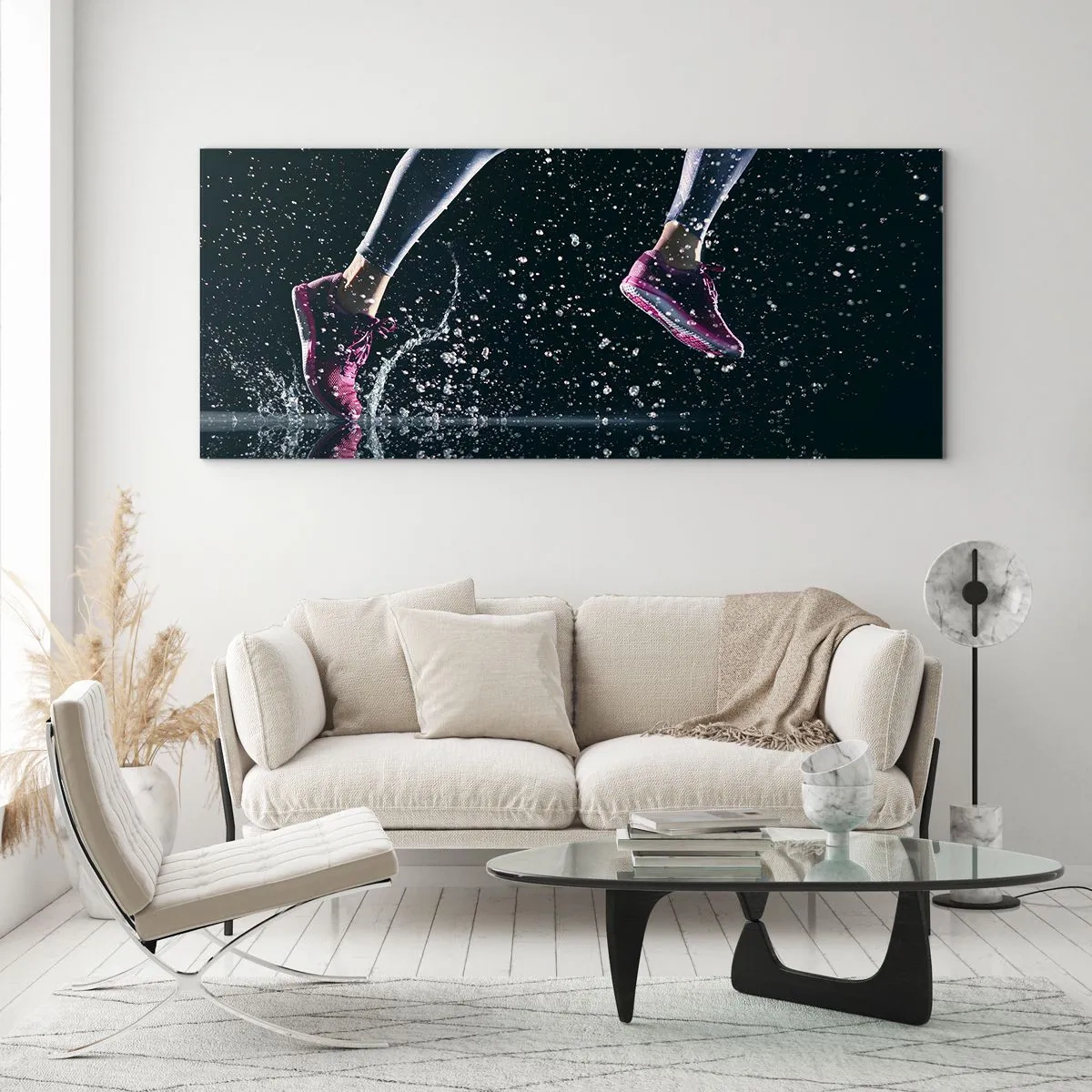 Glasbild - Bild auf glas - Eine dynamische Aufnahme eines Laufs im Regen vor schwarzem Hintergrund - 140x50cm - Wie viel Kraft in den Beinen - Moderne Wanddekoration für Wohnzimmer und Schlafzimmer ARTTOR