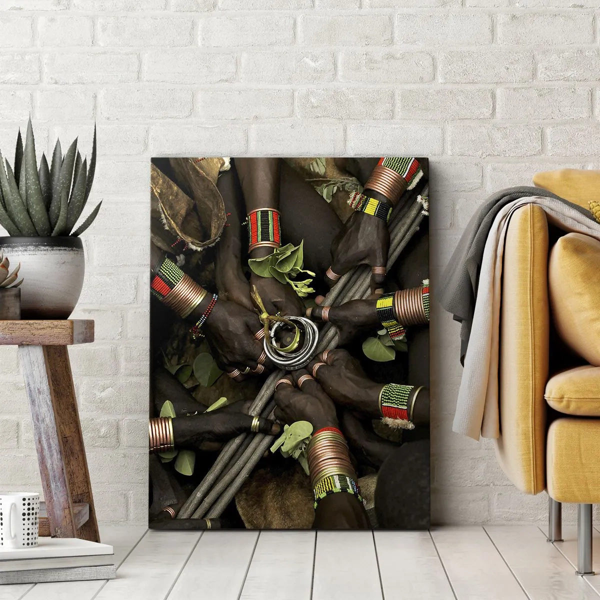 Bild auf Leinwand - Leinwandbild - Traditionelle Handarmbänder in einer Gruppe von Händen - 50x70cm - Wir sind zusammen - Moderne Wanddekoration für Wohnzimmer und Schlafzimmer ARTTOR