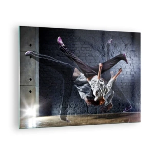 Glasbild - Bild auf glas - Dynamischer Tanz vor der Kulisse einer Industriemauer - 70x50cm - Straßenstar - Moderne Wanddekoration für Wohnzimmer und Schlafzimmer ARTTOR