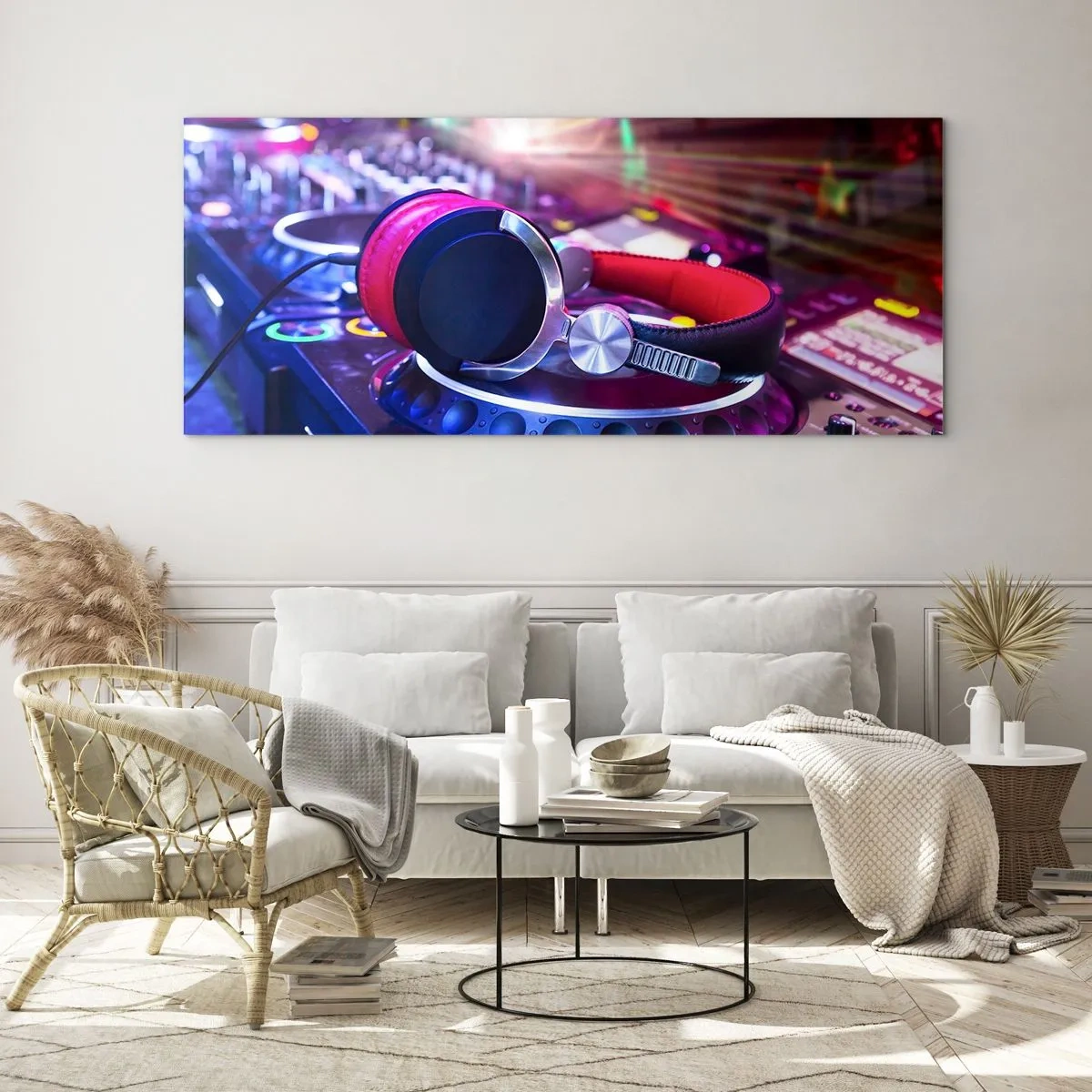 Glasbild - Bild auf glas - DJ-Kopfhörer auf einer Konsole, die von Scheinwerfern auf einer Party beleuchtet wird - 160x50cm - Es wird, es wird passieren - Moderne Wanddekoration für Wohnzimmer und Schlafzimmer ARTTOR