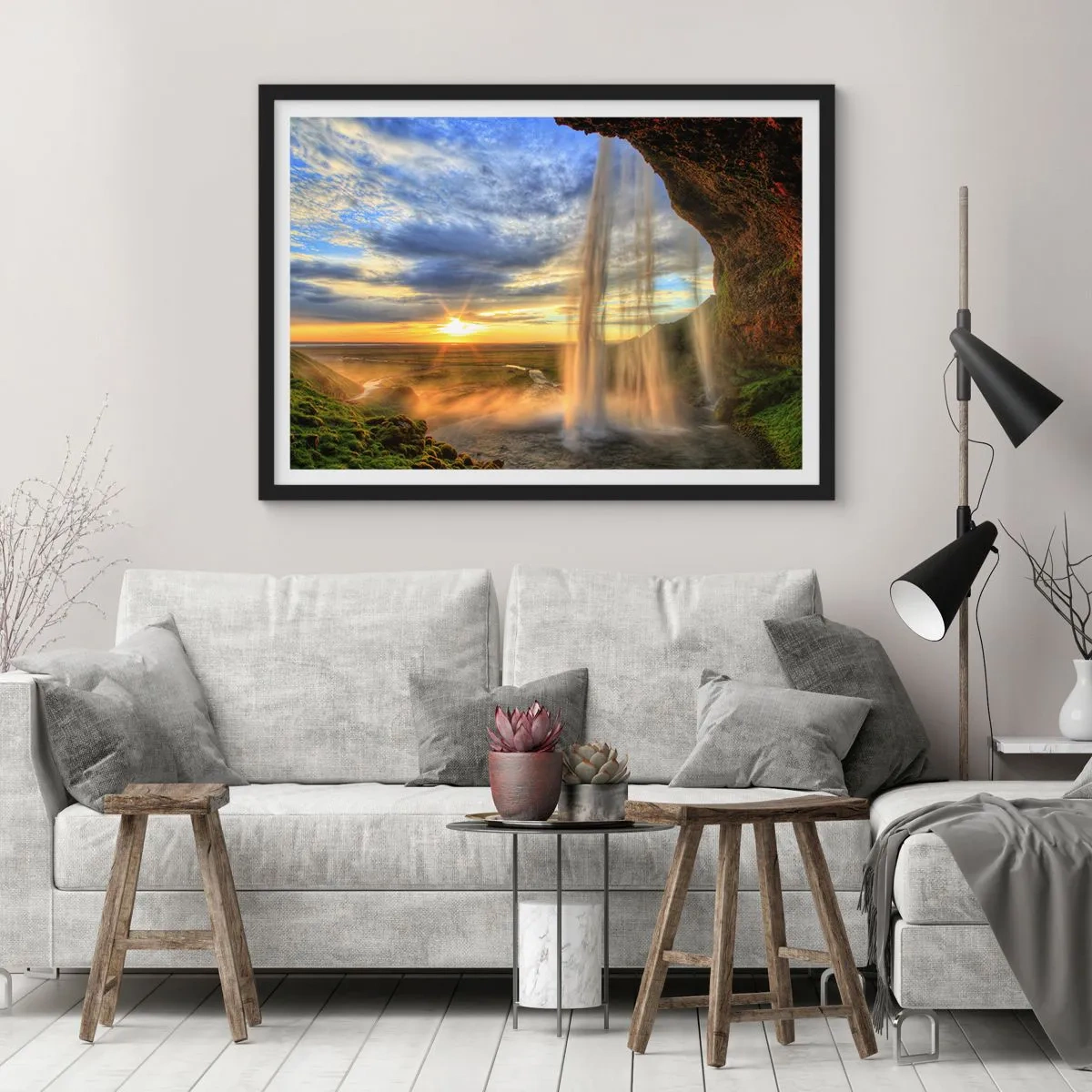 Poster in einem schwarzem Rahmen - Ein vom Sonnenlicht beleuchteter Wasserfall vor einer Landschaftskulisse - 70x50cm - Die Welt hinter einem Schleier aus Tropfen - Moderne Wanddekoration für Wohnzimmer und Schlafzimmer ARTTOR