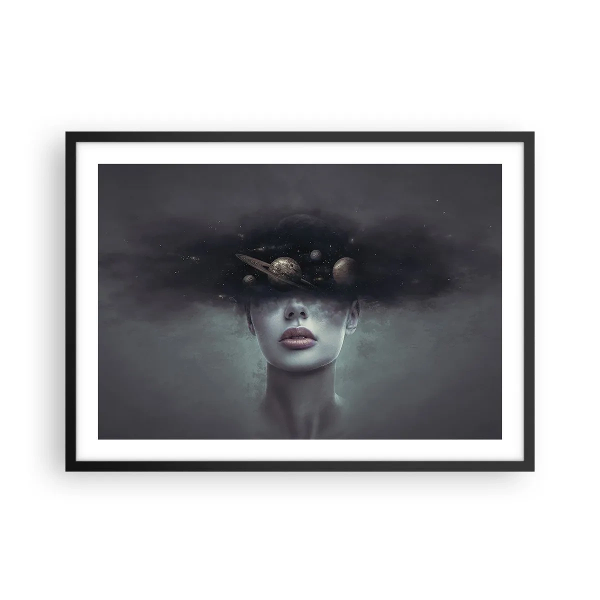 Poster in einem schwarzem Rahmen - Ein Frauengesicht mit einem Planeten- und Weltraummotiv im Hintergrund - 70x50cm - Und die Planeten spielen verrückt ... - Moderne Wanddekoration für Wohnzimmer und Schlafzimmer ARTTOR