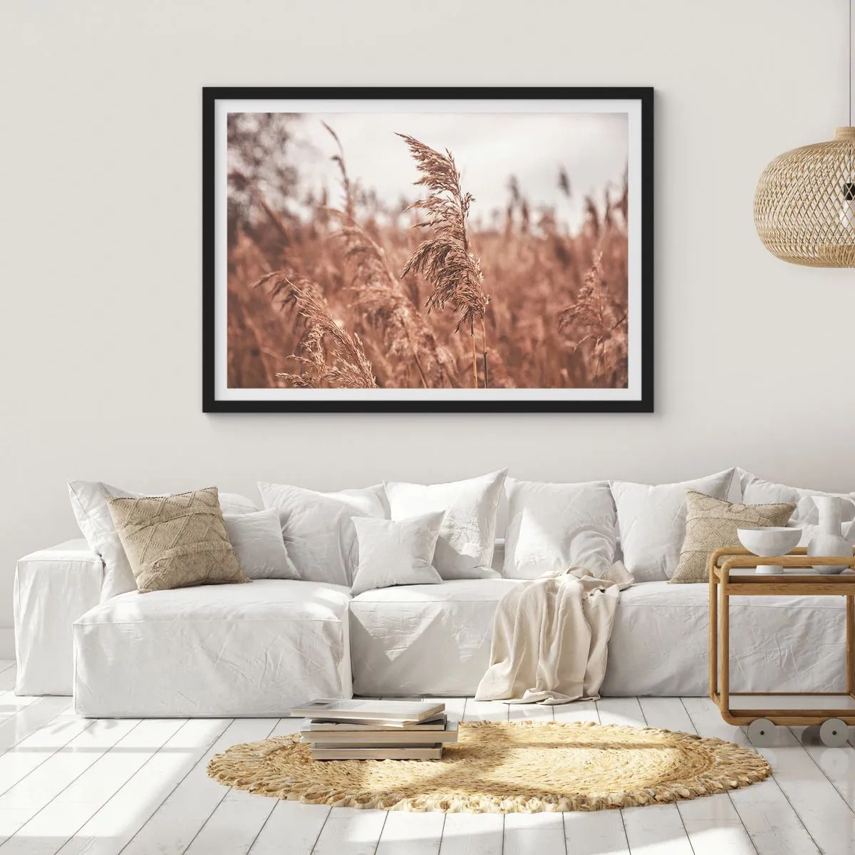 Poster in einem schwarzem Rahmen - Goldene Gräser vor dem Hintergrund der Herbstlandschaft - 70x50cm - Auf den Feldern ist es schon Herbst - Moderne Wanddekoration für Wohnzimmer und Schlafzimmer ARTTOR