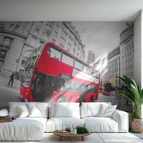 Fototapete Premium Sand - Ein roter Doppeldeckerbus vor dem Hintergrund einer monochromen Stadt - 100x70cm - London traditionell - mit dem Bus - Moderne Wanddekoration für Wohnzimmer und Schlafzimmer ARTTOR