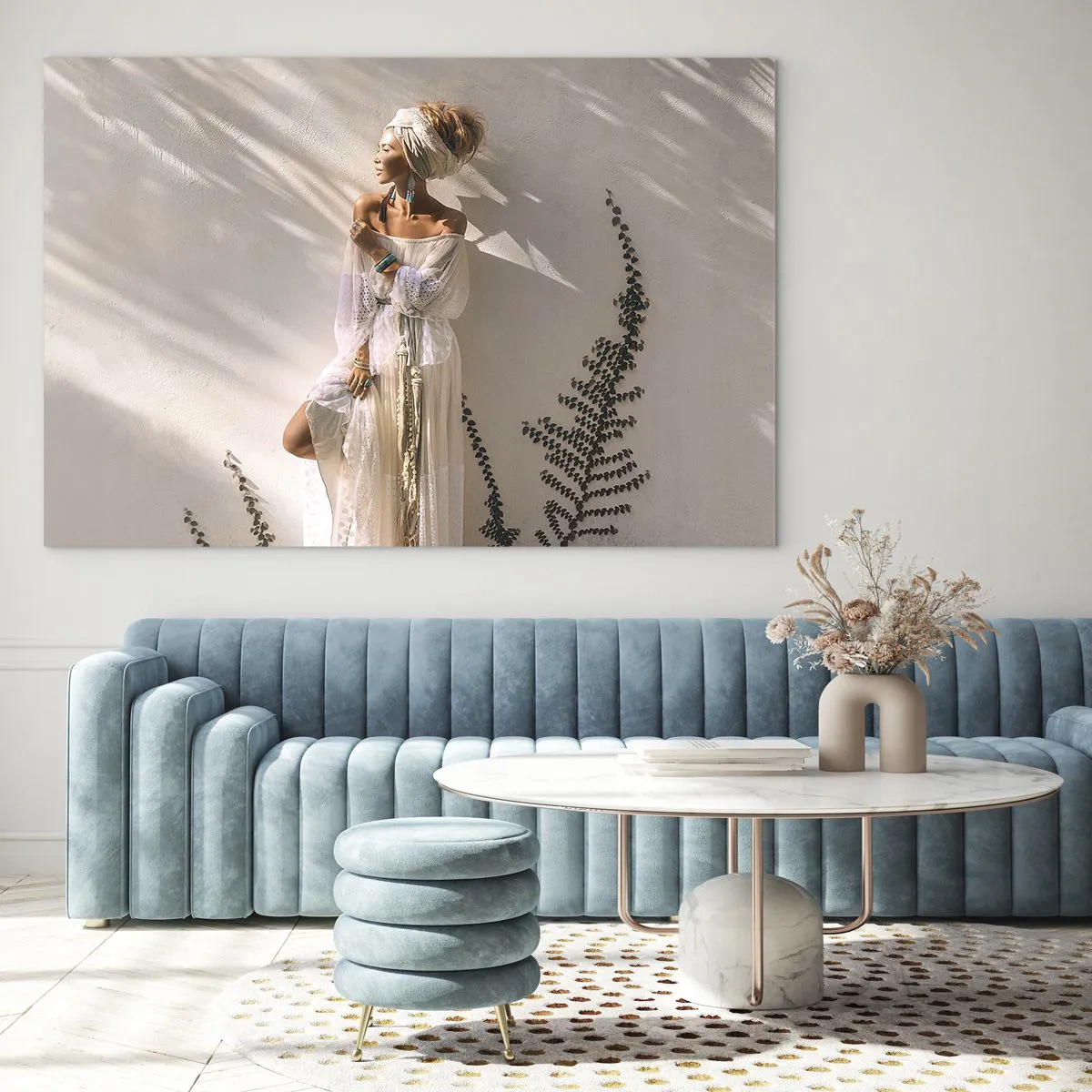 Glasbild - Bild auf glas - Eine Frau im Boho-Stil vor dem Hintergrund einer hellen Wand und Pflanzenschatten - 70x50cm - Die Sonne und das Mädchen - Moderne Wanddekoration für Wohnzimmer und Schlafzimmer ARTTOR