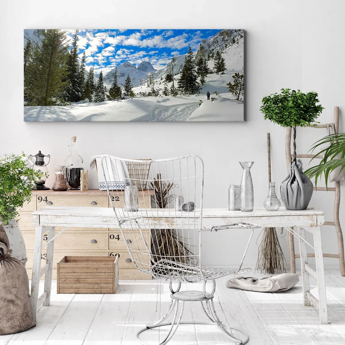 Bild auf Leinwand - Leinwandbild - Winterliche Berglandschaft mit Wald und Weg im Schnee - 160x50cm - Im Schnee und in der Sonne - Moderne Wanddekoration für Wohnzimmer und Schlafzimmer ARTTOR