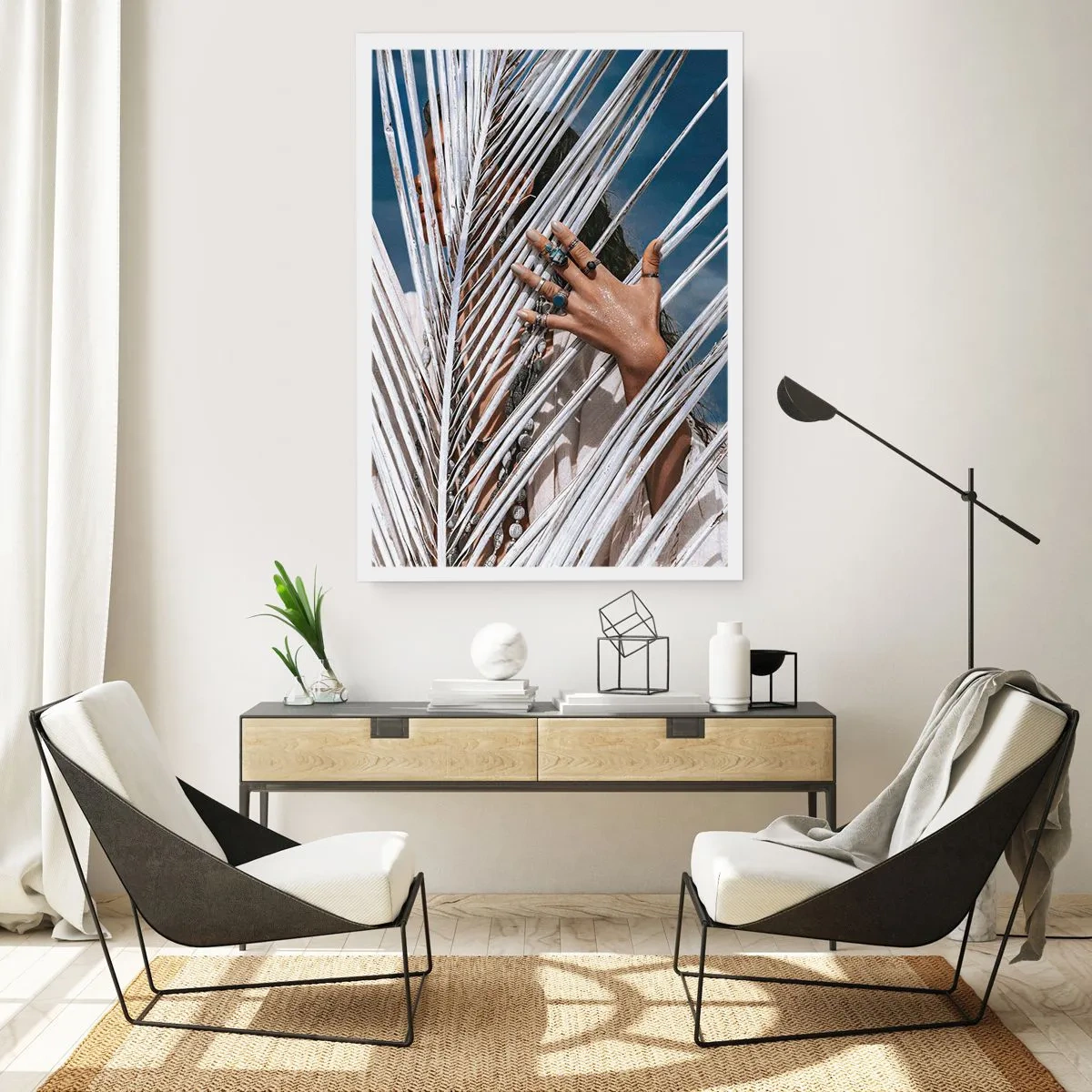 Poster - Eine Hand mit Ringen hinter Palmblättern - 50x70cm - Das Mädchen des Schamanen? - Moderne Wanddekoration für Wohnzimmer und Schlafzimmer ARTTOR