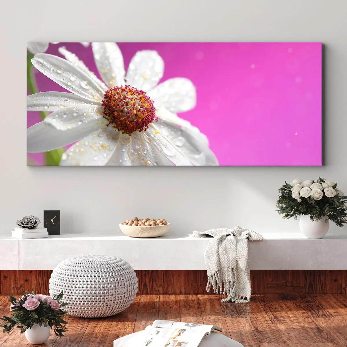 Bild auf Leinwand - Leinwandbild - Ein weißes Gänseblümchen mit Wassertropfen auf einem rosa Hintergrund - 140x50cm - Bescheiden in seiner Schönheit - Moderne Wanddekoration für Wohnzimmer und Schlafzimmer ARTTOR