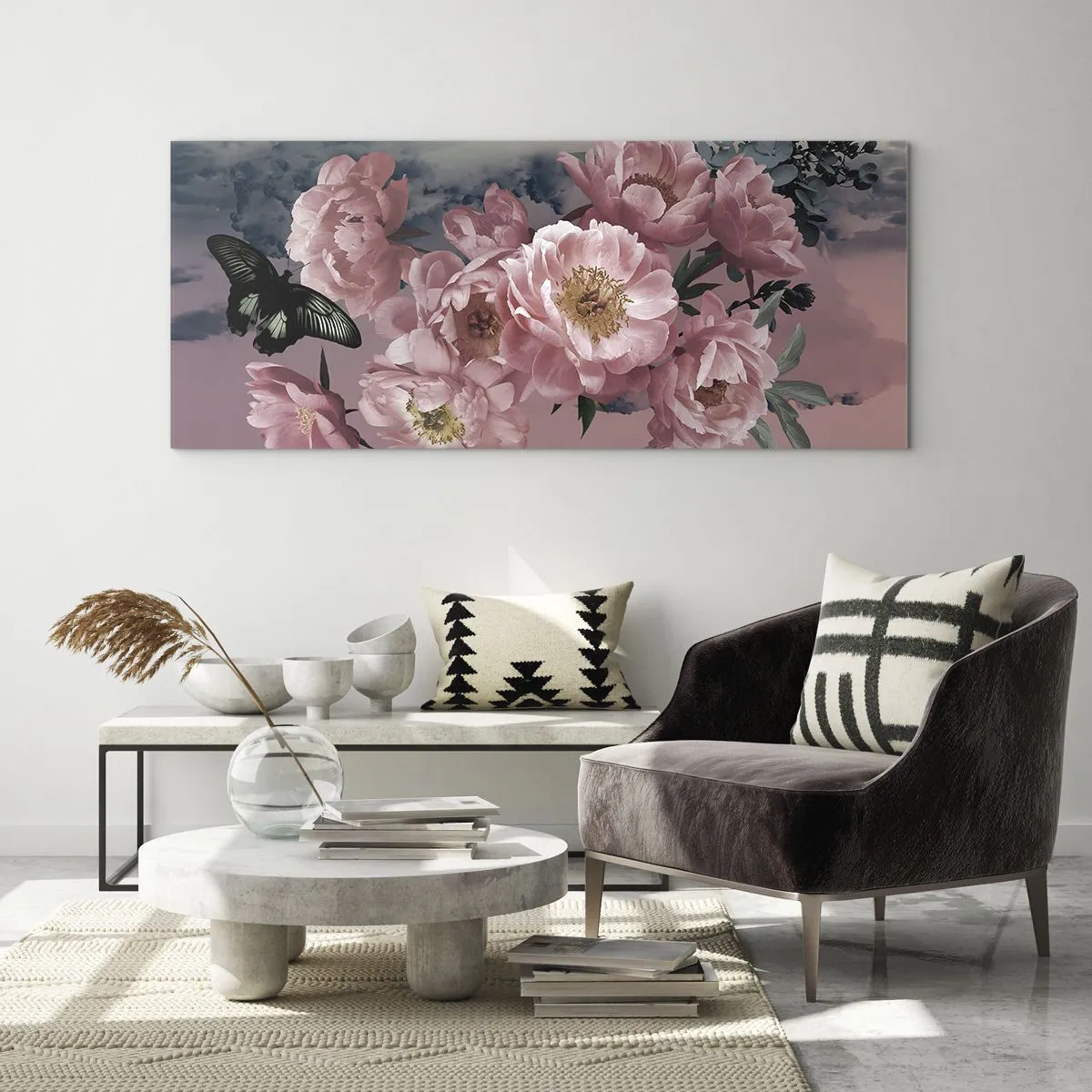 Glasbild - Bild auf glas - Rosa Pfingstrosen mit einem Schmetterling auf pastellfarbenem Hintergrund - 120x50cm - Der Höhepunkt der Romantik - Moderne Wanddekoration für Wohnzimmer und Schlafzimmer ARTTOR