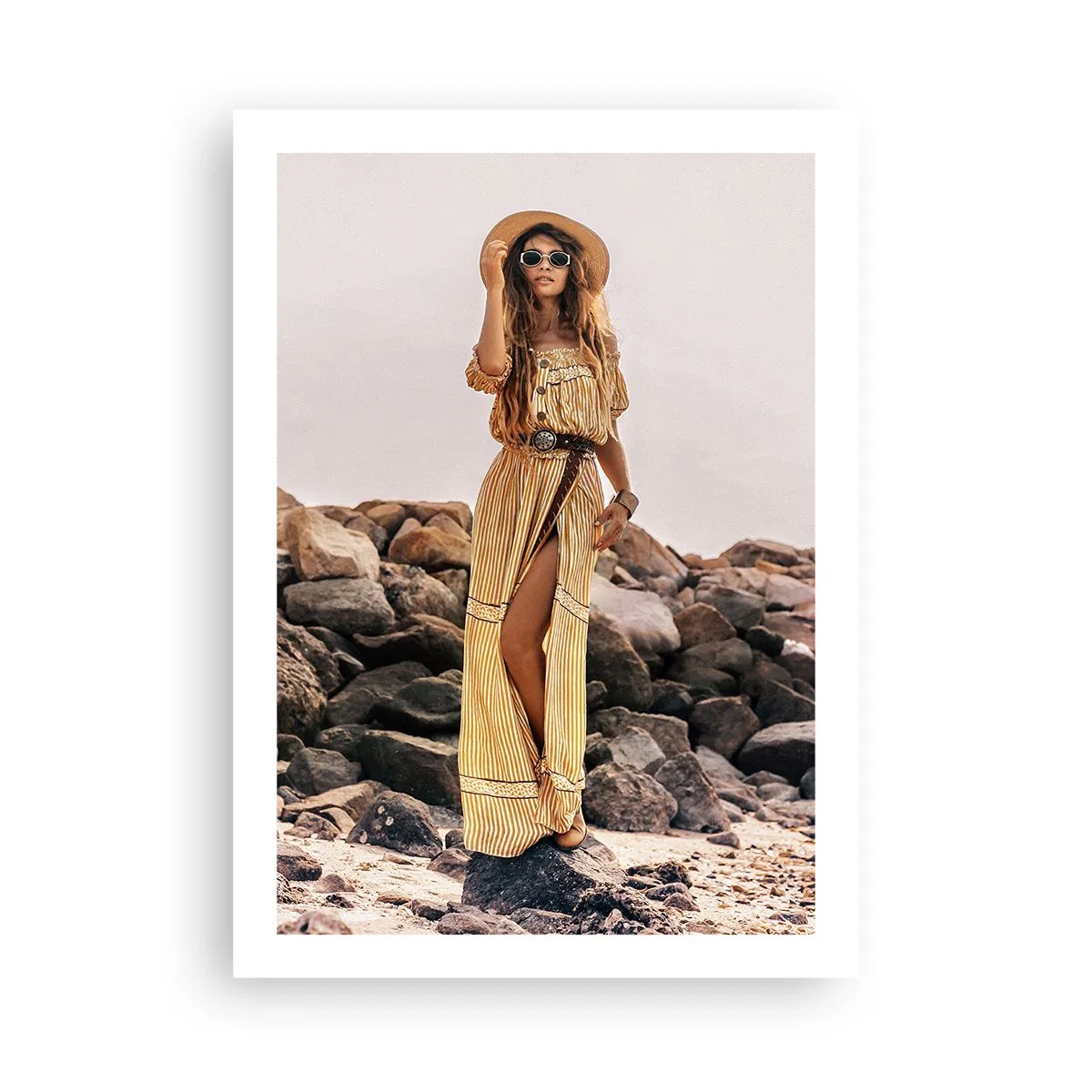 Poster - Stilvolle Frau im Boho-Kleid vor felsiger Kulisse - 50x70cm - Die Magie der Steine - Moderne Wanddekoration für Wohnzimmer und Schlafzimmer ARTTOR