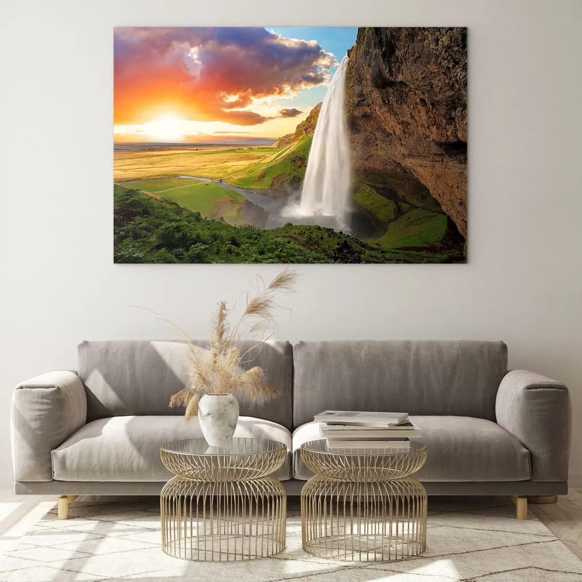 Glasbild - Bild auf glas - Isländischer Wasserfall in den Strahlen der untergehenden Sonne - 100x70cm - Die Fülle des isländischen Sommers - Moderne Wanddekoration für Wohnzimmer und Schlafzimmer ARTTOR