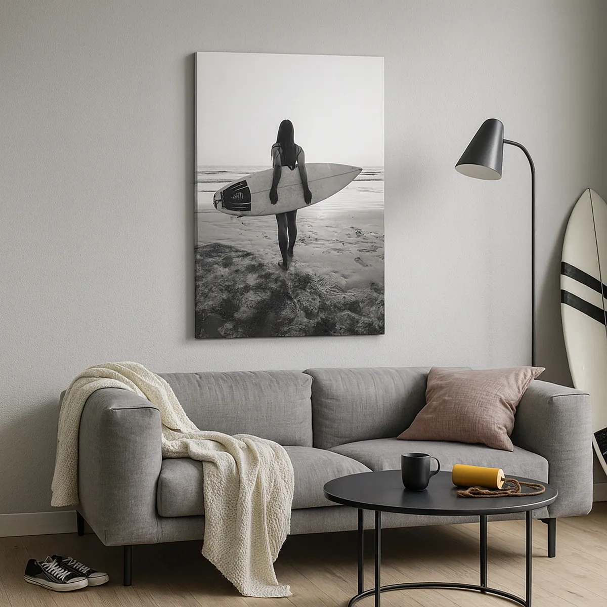 Bild auf Leinwand - Leinwandbild - Frau mit Surfbrett am Strand in Schwarz und Weiß - 50x70cm - Die Tochter der Meereswelle - Moderne Wanddekoration für Wohnzimmer und Schlafzimmer ARTTOR