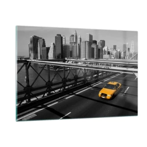 Glasbild - Bild auf glas - Ein gelbes Taxi auf einer Brücke mit Blick auf Manhattan - 120x80cm - Die Farbe einer Großstadt - Moderne Wanddekoration für Wohnzimmer und Schlafzimmer ARTTOR