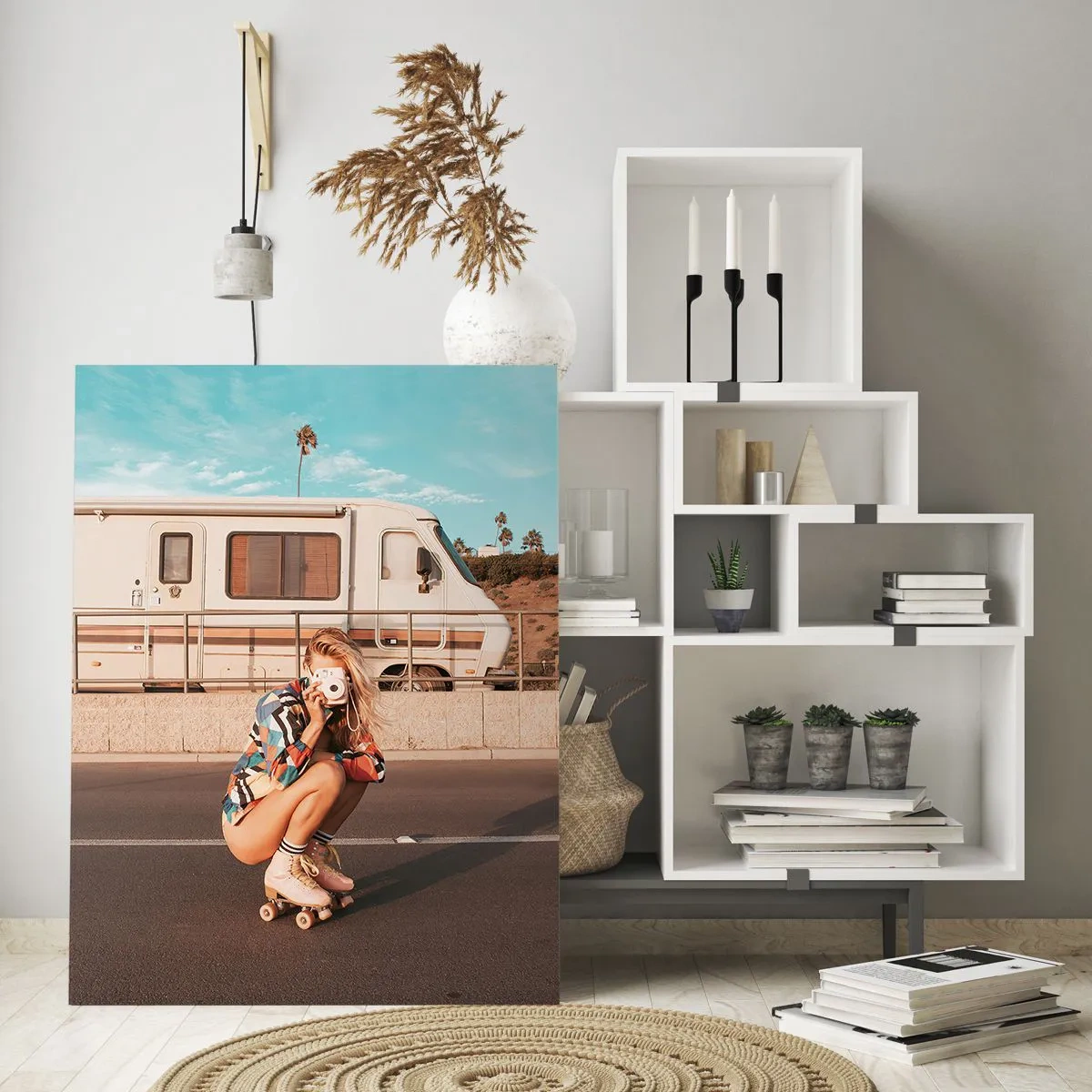 Glasbild - Bild auf glas - Ein Mädchen auf Rollschuhen macht an einem sonnigen Tag ein Foto. - 80x120cm - Lächel bitte! - Moderne Wanddekoration für Wohnzimmer und Schlafzimmer ARTTOR