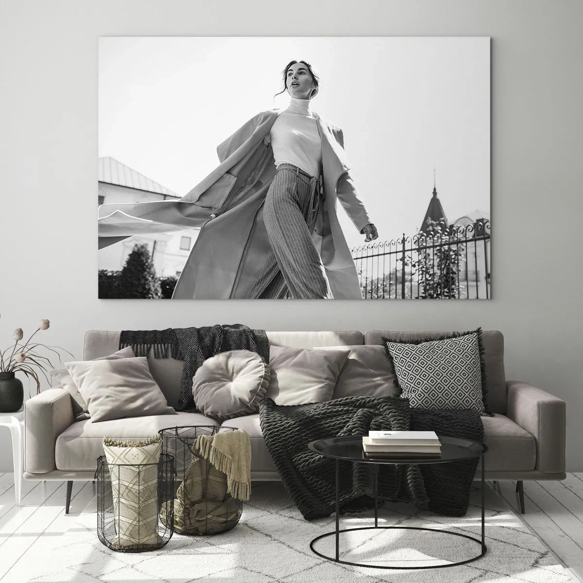 Glasbild - Bild auf glas - Eine stilvolle Frau in Bewegung vor der Kulisse urbaner Architektur - 70x50cm - Gehst du mit mir? - Moderne Wanddekoration für Wohnzimmer und Schlafzimmer ARTTOR
