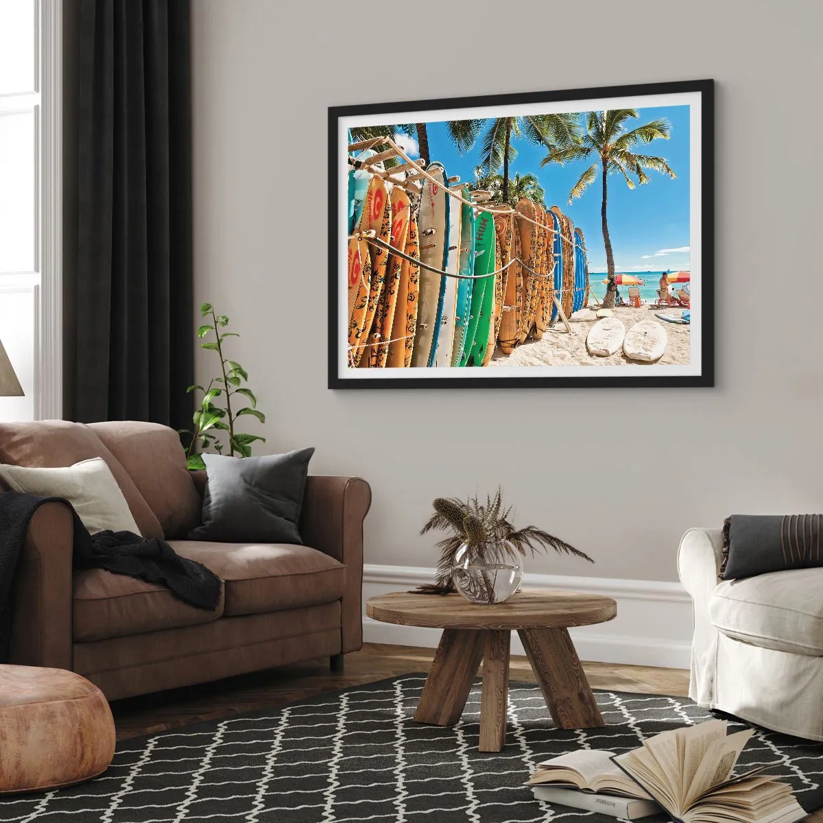 Poster in einem schwarzem Rahmen - Surfbretter an einem Strand mit Palmen - 100x70cm - Sonniger Spaß - Moderne Wanddekoration für Wohnzimmer und Schlafzimmer ARTTOR