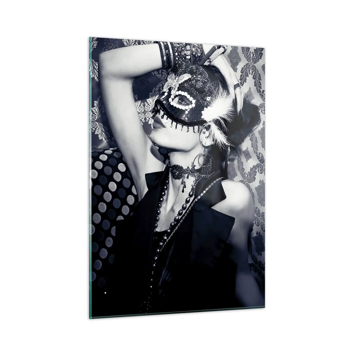Glasbild - Bild auf glas - Eine maskierte Figur vor einer gemusterten Wand in Schwarz-Weiß-Tönen - 50x70cm - Dekorationen, Ornamente, Muster ... - Moderne Wanddekoration für Wohnzimmer und Schlafzimmer ARTTOR
