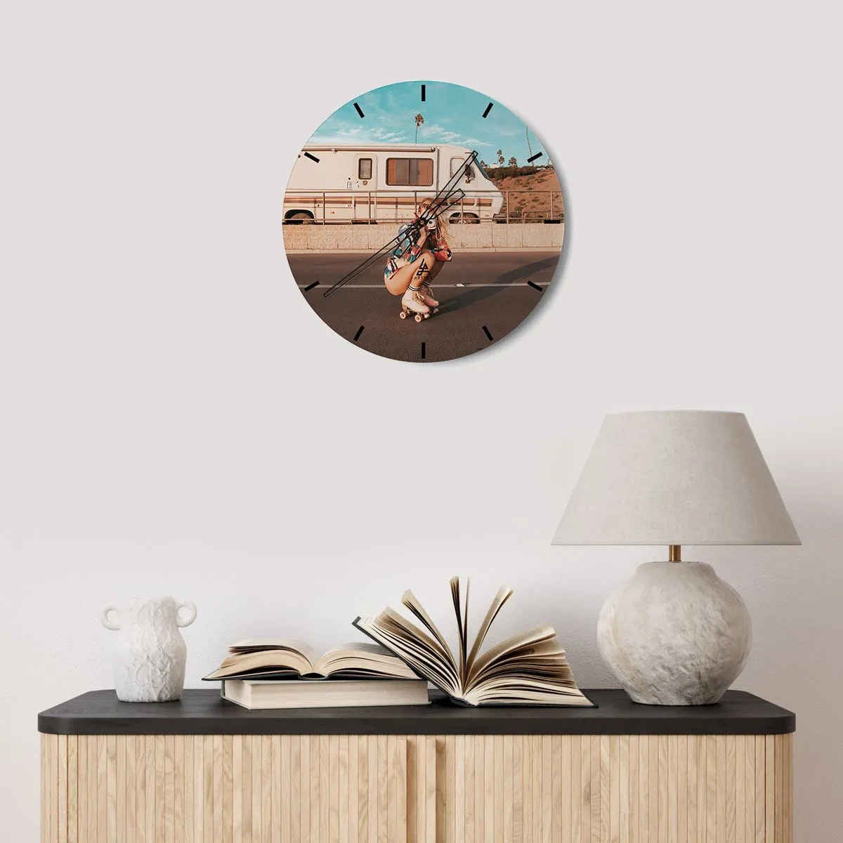 Wanduhr - Glasuhr - Ein Mädchen rollt an einem sonnigen Tag vor einem Wohnmobil Rollschuh - 30x30cm - Lächel bitte! - Moderne Wanddekoration für Wohnzimmer, Küche und Schlafzimmer ARTTOR
