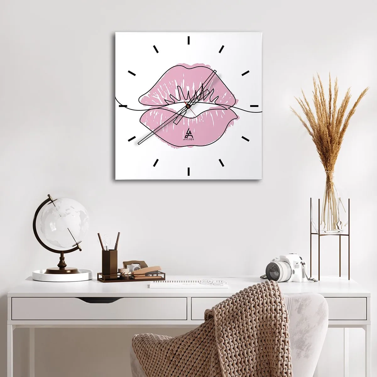 Wanduhr - Glasuhr - Minimalistische Lippenzeichnung in einem Rosaton - 30x30cm - Bereit zum Küssen? - Moderne Wanddekoration für Wohnzimmer und Schlafzimmer ARTTOR