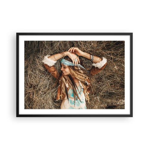 Poster in einem schwarzem Rahmen - Frau im Boho-Stil liegt auf Heu - 70x50cm - Auf dem Weg in den Sommer der Liebe - Moderne Wanddekoration für Wohnzimmer und Schlafzimmer ARTTOR