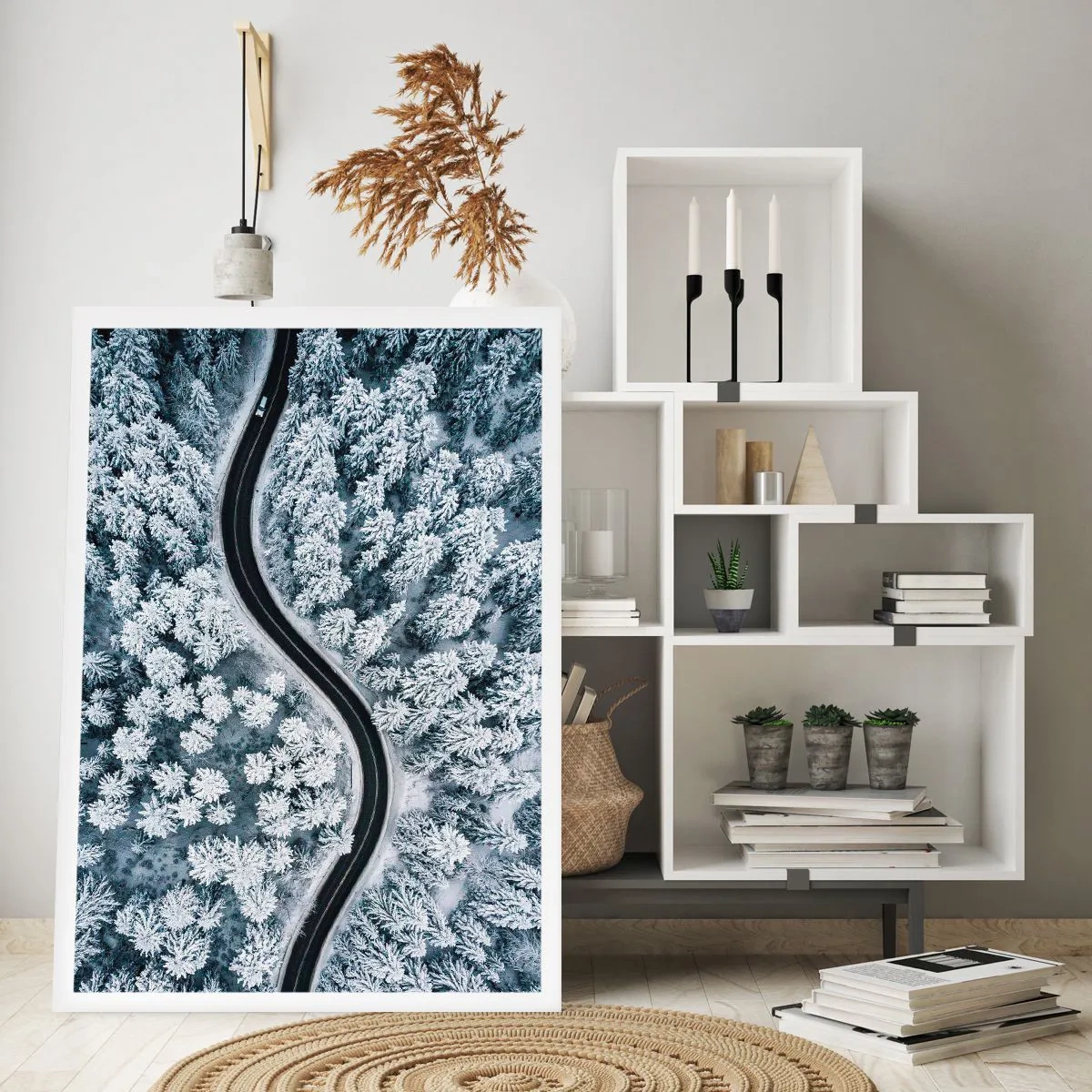 Poster - Eine malerische Straße zwischen schneebedeckten Bäumen aus der Vogelperspektive - 50x70cm - Durch den Winterwald - Moderne Wanddekoration für Wohnzimmer und Schlafzimmer ARTTOR