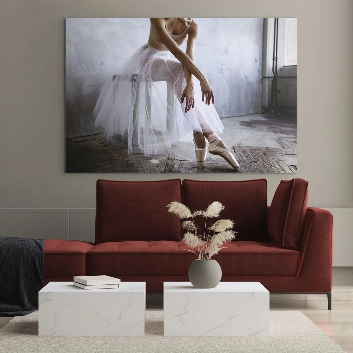 Glasbild - Bild auf glas - Eine Ballerina im Tüllrock ruht in der Halle - 70x50cm - Bevor die Rampe leuchtet - Moderne Wanddekoration für Wohnzimmer und Schlafzimmer ARTTOR