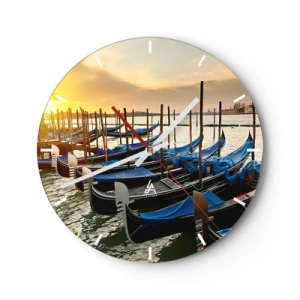 Wanduhr - Glasuhr - Gondeln, die bei Sonnenuntergang auf dem Wasser vertäut sind und einen Blick auf die Stadt bieten - 30x30cm - Bevor das Summen kommt - Moderne Wanddekoration für Wohnzimmer, Küche und Schlafzimmer ARTTOR