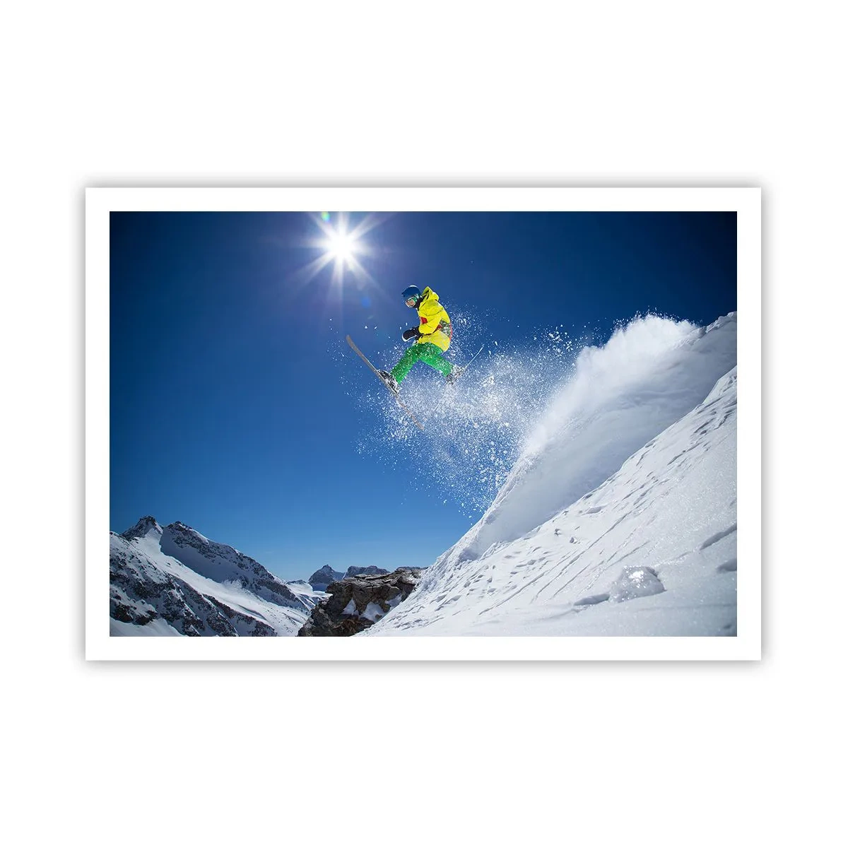 Poster - Skifahrer in der Luft mit Bergen im Hintergrund - 100x70cm - Tanzen mit den Bergen - Moderne Wanddekoration für Wohnzimmer und Schlafzimmer ARTTOR