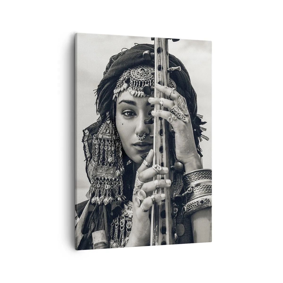 Bild auf Leinwand - Leinwandbild - Porträt einer Frau mit ethnischem Schmuck, die ein Instrument in der Hand hält - 50x70cm - Die Musik des Orients selbst - Moderne Wanddekoration für Wohnzimmer und Schlafzimmer ARTTOR