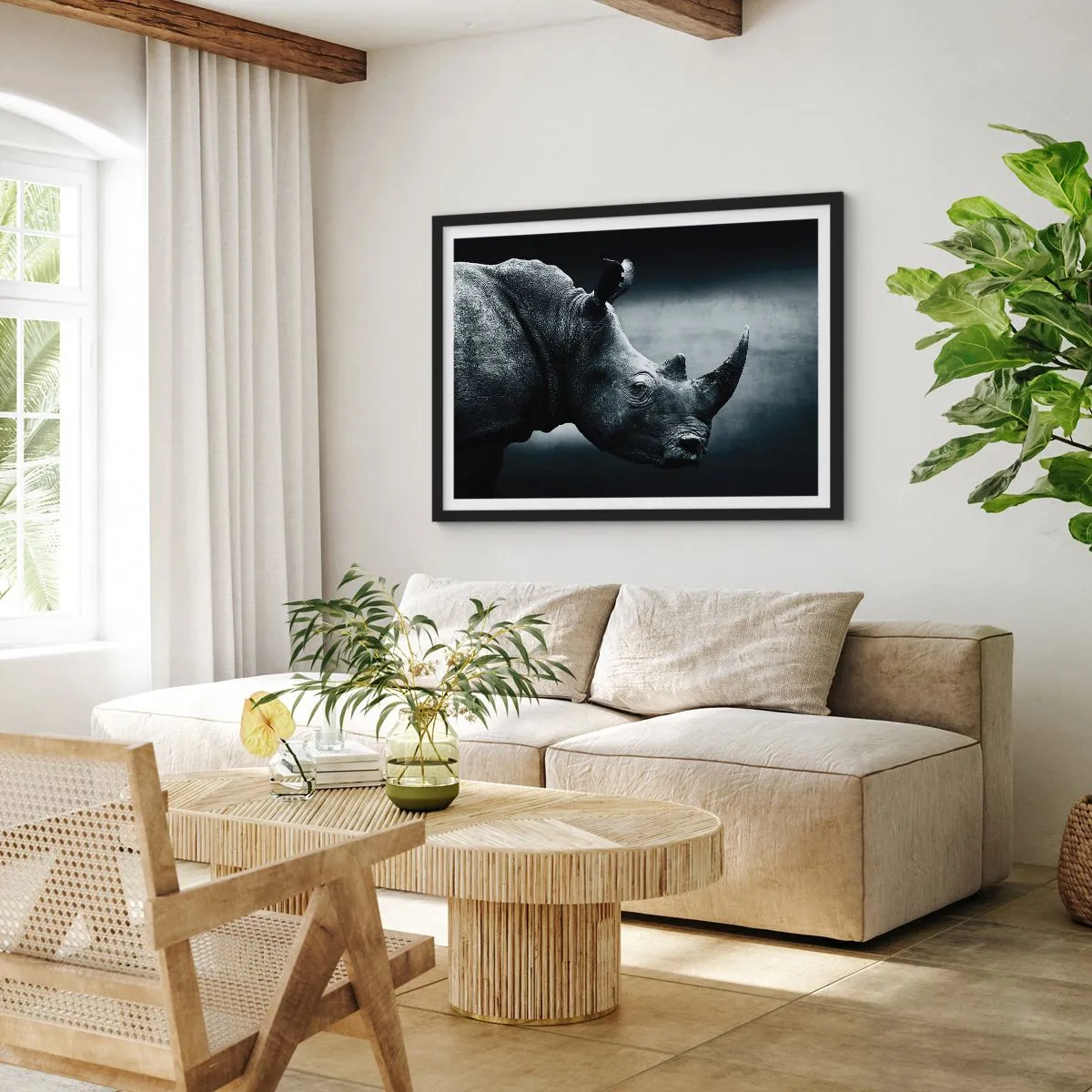 Poster in einem schwarzem Rahmen - Schwarz-Weiß-Porträt eines Nashorns vor dunklem Hintergrund - 70x50cm - Richtiges Profil - Moderne Wanddekoration für Wohnzimmer und Schlafzimmer ARTTOR