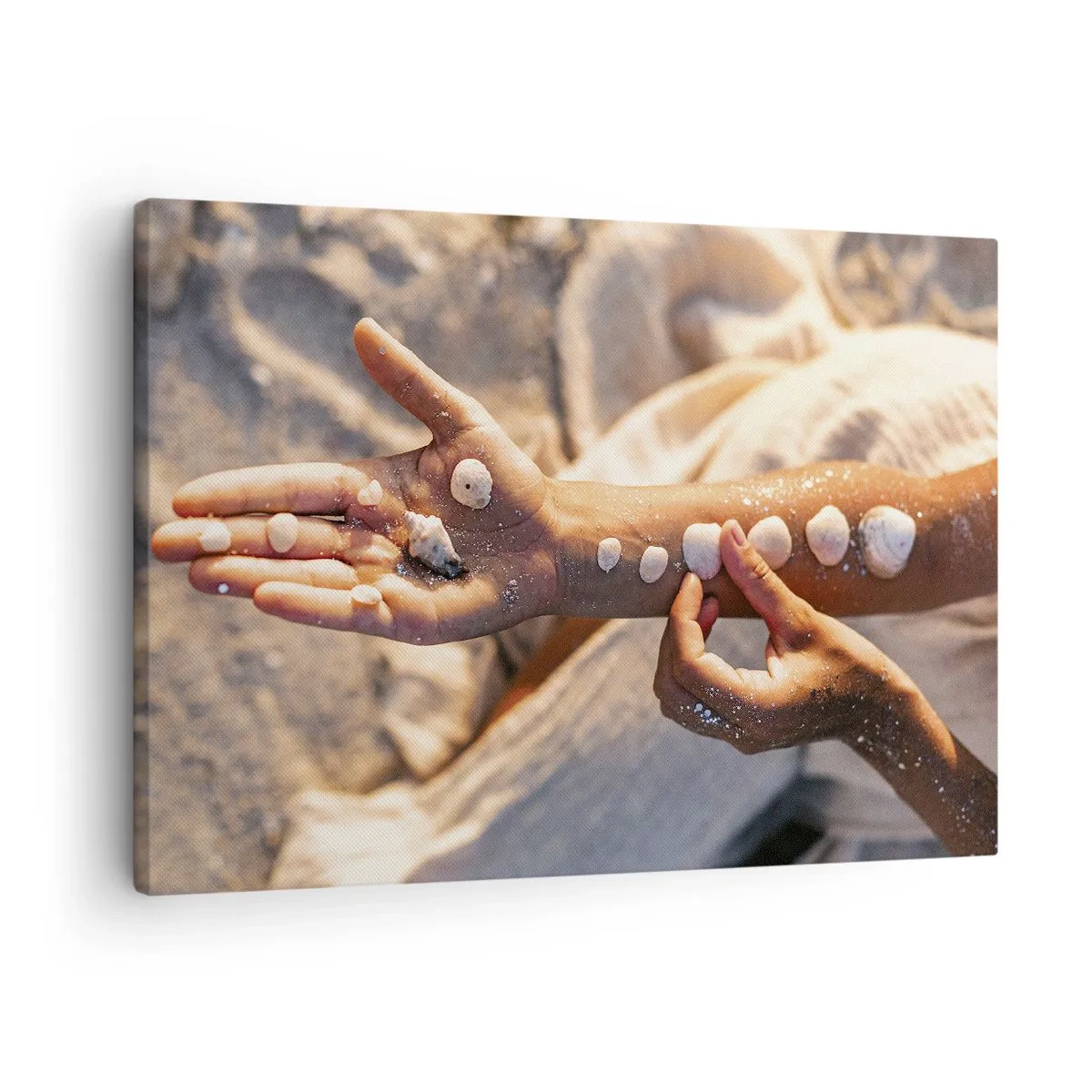 Bild auf Leinwand - Leinwandbild - Hände mit Muscheln auf dem Sandhintergrund angeordnet - 70x50cm - Schönheit an Ihren Fingerspitzen - Moderne Wanddekoration für Wohnzimmer und Schlafzimmer ARTTOR
