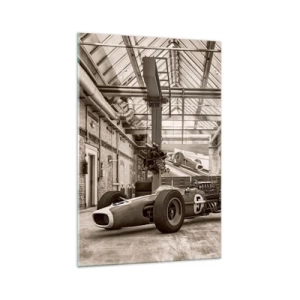 Glasbild - Bild auf glas - Schwarz-weißer Rennwagen in einem industriellen Interieur - 70x100cm - Die Siegerruhe - Moderne Wanddekoration für Wohnzimmer und Schlafzimmer ARTTOR