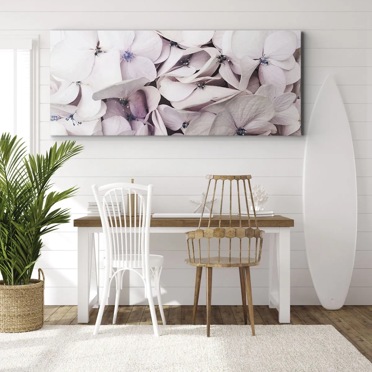 Bild auf Leinwand - Leinwandbild - Zarte weiße Hortensien in Pastelltönen - 140x50cm - In einer Blumenflut - Moderne Wanddekoration für Wohnzimmer und Schlafzimmer ARTTOR