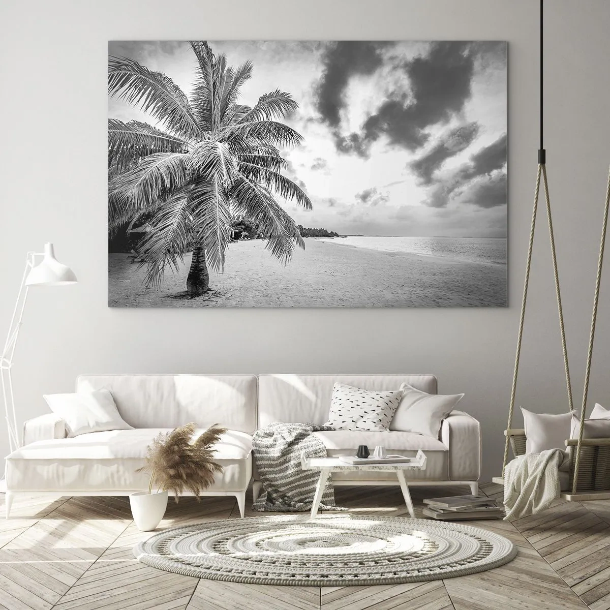Glasbild - Bild auf glas - Eine schwarz-weiße Palme an einem leeren Strand mit bewölktem Himmel. - 120x80cm - Wenn du dich nach Einsamkeit sehnst ... - Moderne Wanddekoration für Wohnzimmer und Schlafzimmer ARTTOR