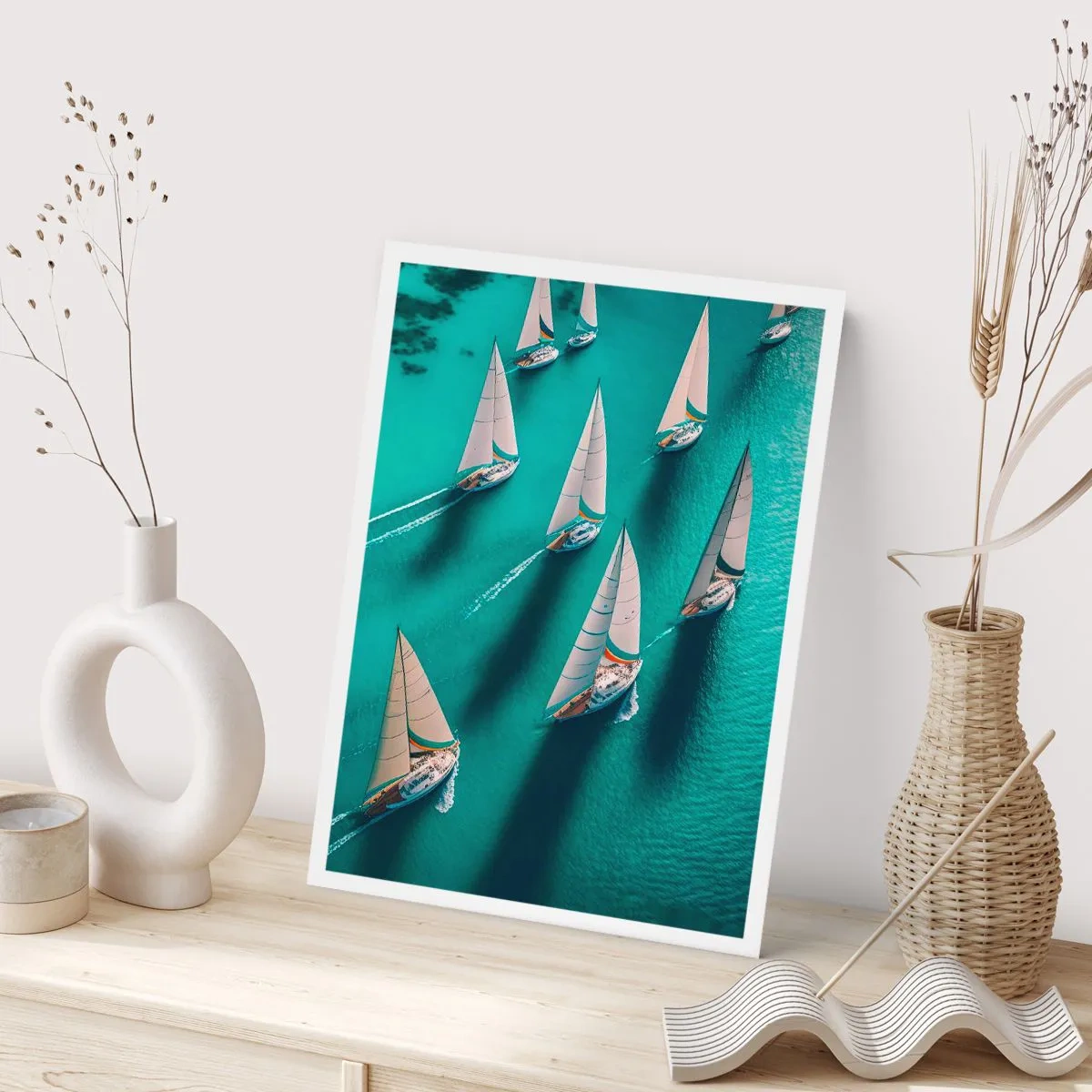 Poster - Segelregatta auf türkisfarbenem Wasser - 50x70cm - Im Wettbewerb mit dem Wind - Moderne Wanddekoration für Wohnzimmer und Schlafzimmer ARTTOR