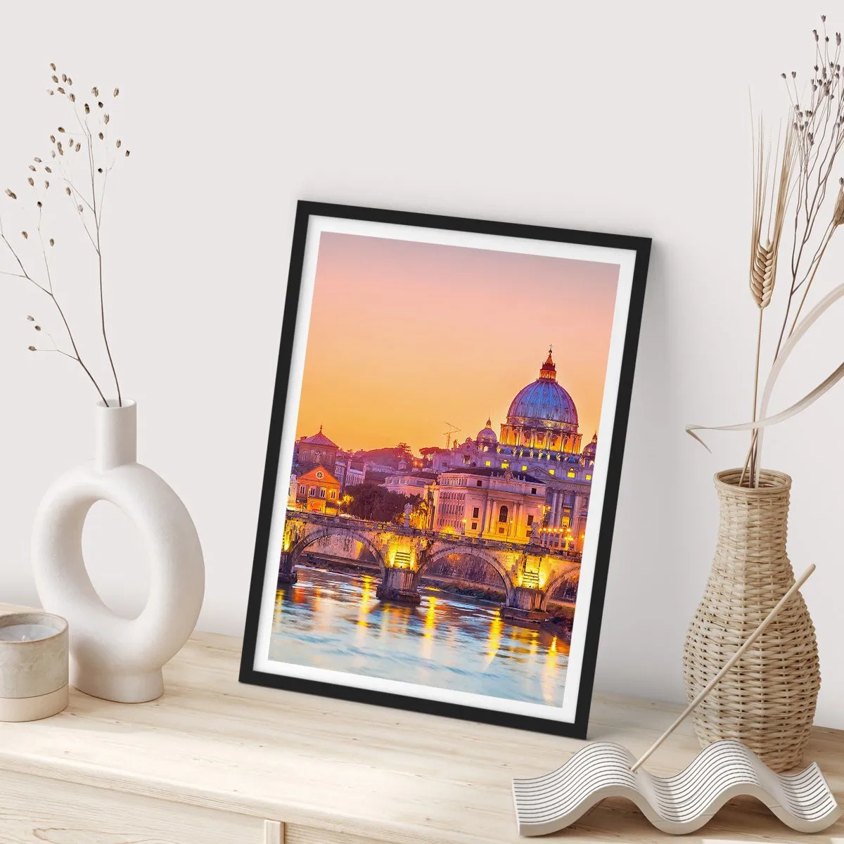 Poster in einem schwarzem Rahmen - Sonnenuntergang über der Brücke und der Basilika mit Lichtern in Rom - 50x70cm - Sonnenuntergang über der ewigen Stadt - Moderne Wanddekoration für Wohnzimmer und Schlafzimmer ARTTOR