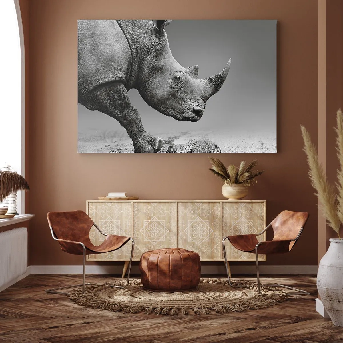 Bild auf Leinwand - Leinwandbild - Porträt eines Nashorns vor dem Hintergrund einer grauen Wüste - 70x50cm - Unaufhaltsame Stärke - Moderne Wanddekoration für Wohnzimmer und Schlafzimmer ARTTOR