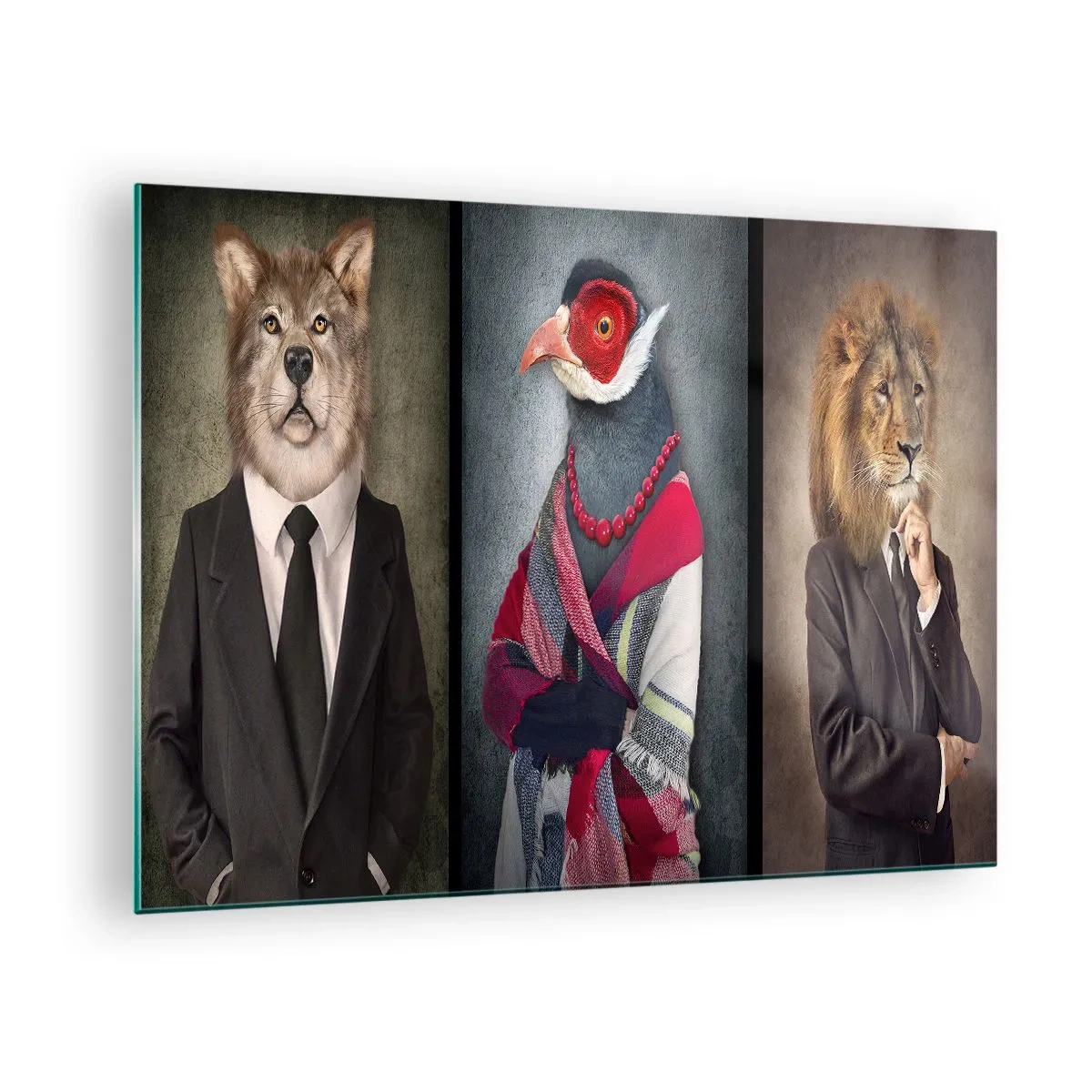 Glasbild - Bild auf glas - Drei Tiere in eleganter Kleidung auf stilisiertem Hintergrund - 70x50cm - Was mache ich hier?! - Moderne Wanddekoration für Wohnzimmer und Schlafzimmer ARTTOR