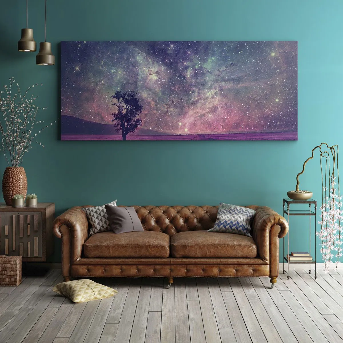 Bild auf Leinwand - Leinwandbild - Ein Baum vor einem Sternenhimmel in violetten und blauen Farben - 160x50cm - Unter dem magischen Himmel - Moderne Wanddekoration für Wohnzimmer und Schlafzimmer ARTTOR