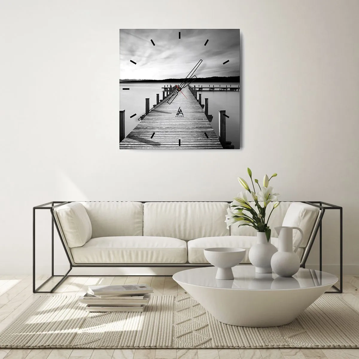 Wanduhr - Glasuhr - Ein schwarz-weißer Steg an einem ruhigen See - 30x30cm - An der Wasserstelle - Ruhe - Moderne Wanddekoration für Wohnzimmer und Schlafzimmer ARTTOR