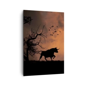 Bild auf Leinwand - Leinwandbild - Silhouetten von Stieren vor einem orangefarbenen Himmel bei Sonnenuntergang - 70x100cm - Ein dramatisches Naturschauspiel - Moderne Wanddekoration für Wohnzimmer und Schlafzimmer ARTTOR